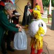 Kurczak o imieniu Marcelina odbiera nagrodę za pomysłowy kostium